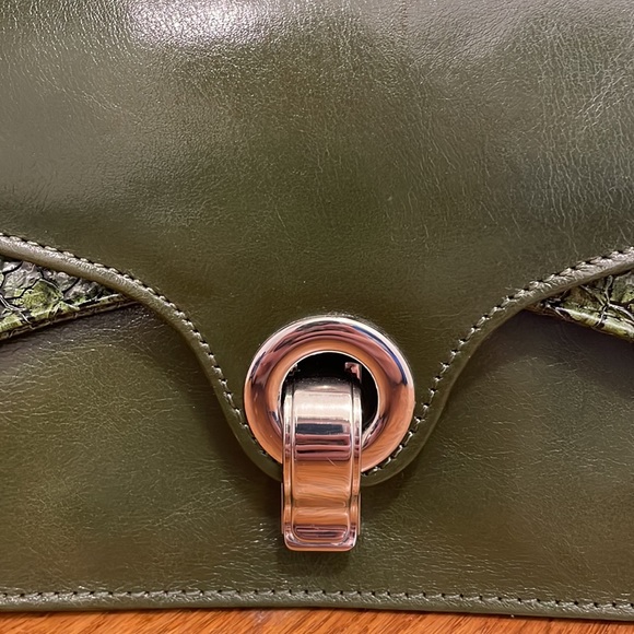 Green vegan leather shoulder purse unique hardware - Picture 4 of 16
